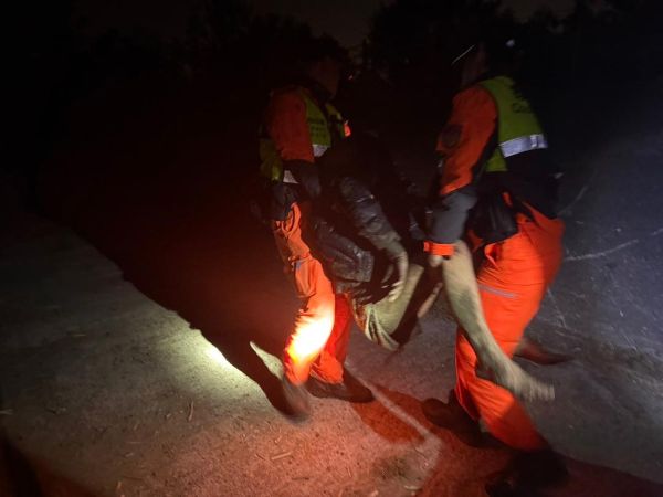 鹽水溪畔民眾浮沉　海巡緊急下水救援 海巡人員成功將民眾救援上岸1